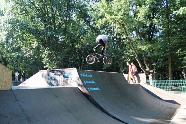 We Tour 2014 in Bucuresti; Sporturi extreme, concursuri, socializare offline