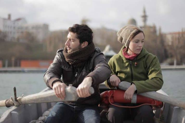 Recenzie Plansa, Filmul spune o poveste de dragoste din lumea scrimei