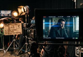 Arta Narativă în Cinematografia Modernă: Cum Construiesc Marii Regizori Tensiunea și Emoția în Cadru