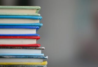 Biografiile Culturale: De Ce Ne Fascinează Poveștile de Viață ale Marilor Creatori