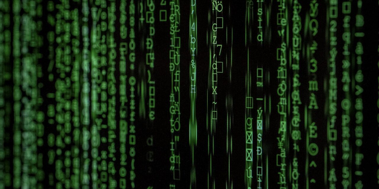 Tastatură mecanică și laptop cu interfață securizată pe birou curat
