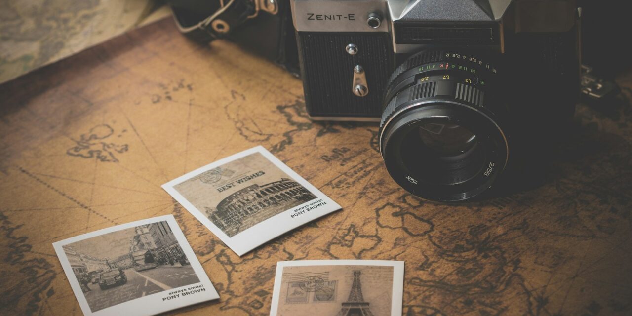 Fotograf cu cameră clasică pe o stradă pietruită europeană