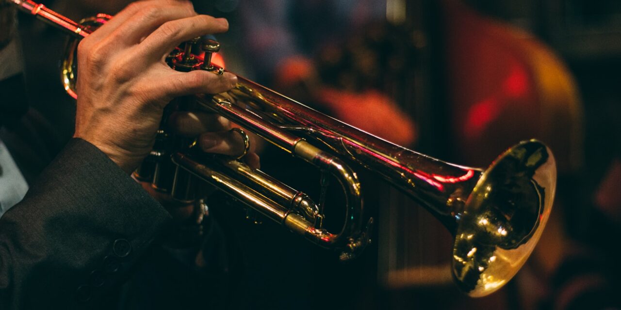 Saxofonist cântând la concert într-un club intim de jazz
