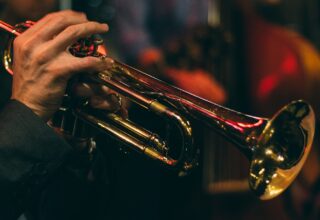 Ghidul Ascultătorului de Jazz: Cum să Înțelegi Improvizația, Textura și Stilurile Majore