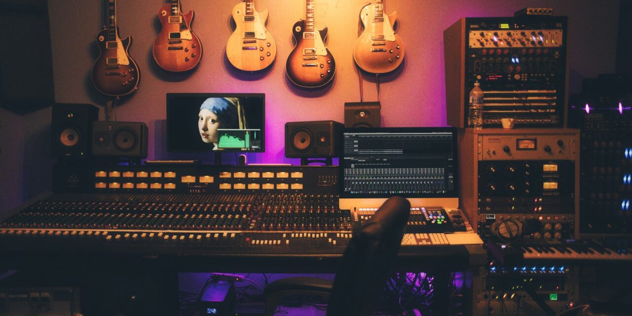 Monitoare de studio audio și interfață de sunet pe birou de producție
