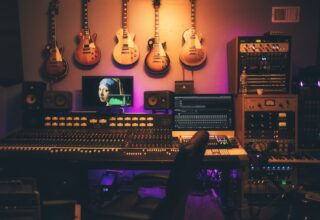 Arta Producției Audio Acasă: Echipamente Esențiale pentru Sunet Calitativ fără Buget Uriaș