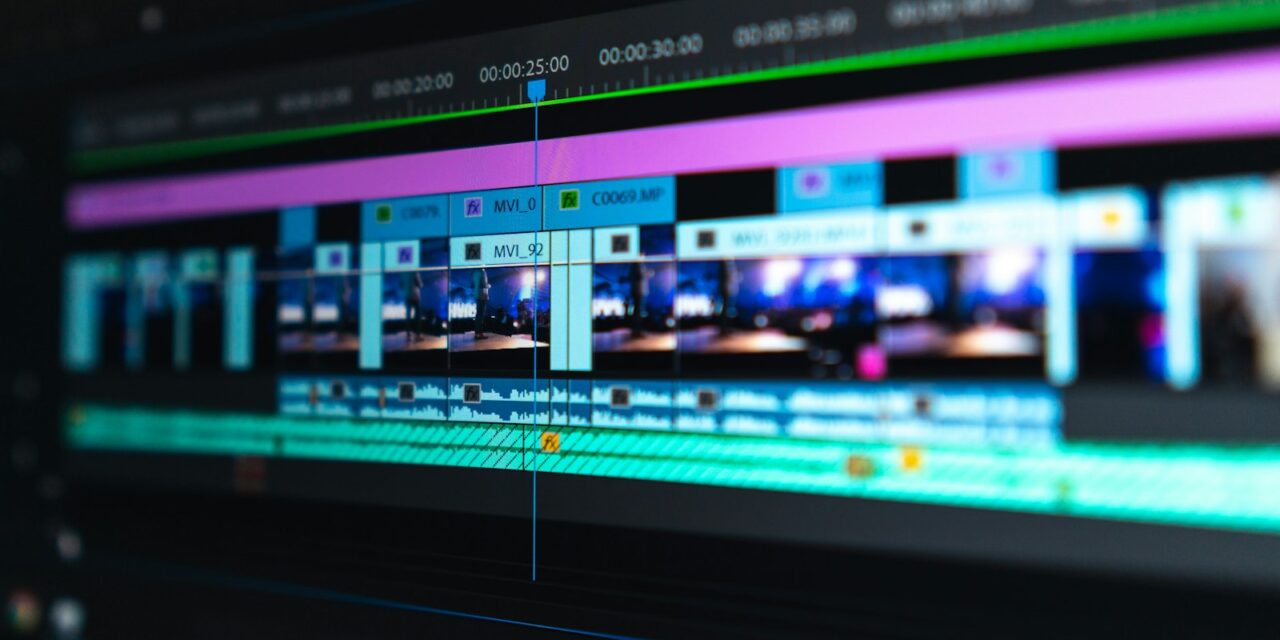 Tastatură colorată de montaj video profesional și timeline în cameră întunecată