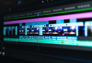 Tastatură colorată de montaj video profesional și timeline în cameră întunecată