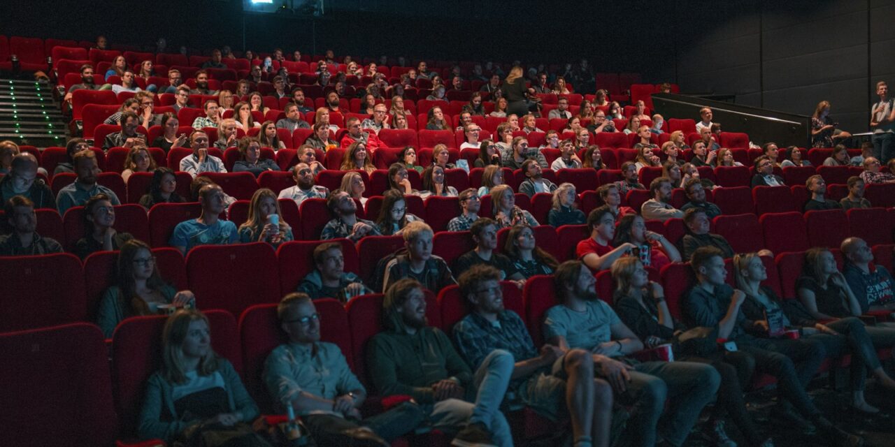 Lumină de filmare pe stativ orientată într-un decor cinematografic intim