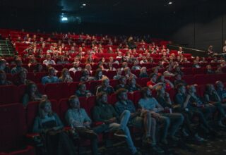 Iluminarea Cinematografică în Producții Independente: Cum Obții Atmosferă cu Resurse Minime