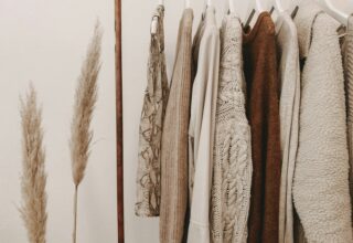 Materiale Naturale vs. Fibre Tehnice: Ce Alegem pentru Confort, Durabilitate și Stil Sustenabil